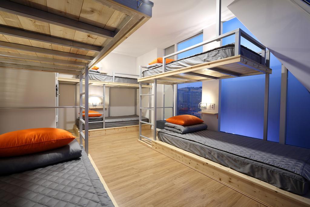First Guesthouse Пусан Стая снимка