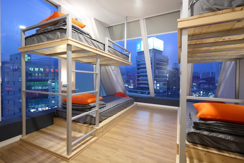 First Guesthouse Пусан Стая снимка