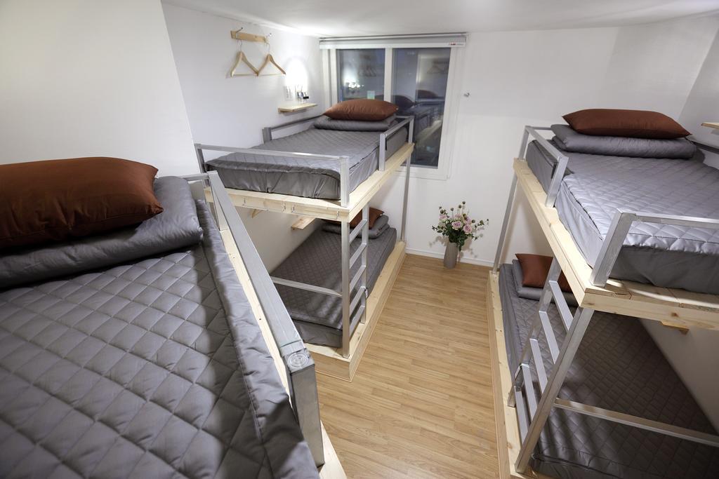 First Guesthouse Пусан Стая снимка