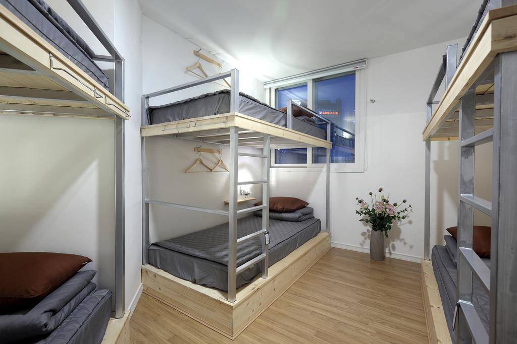 First Guesthouse Пусан Стая снимка