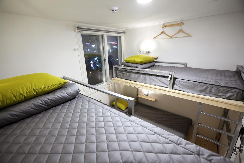First Guesthouse Пусан Стая снимка